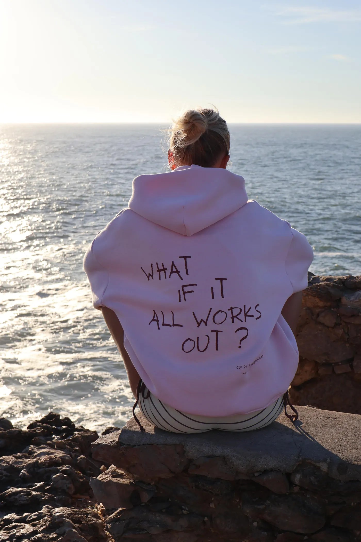kathibaum x Prest Studios, Hoodie Rosa mit Rückenprint What if it all works out?