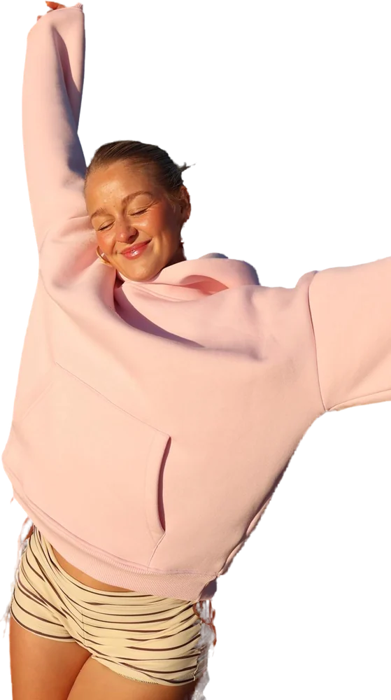 Kathi im rosa Hoodie der kathibaum x Prest Studios Edition
